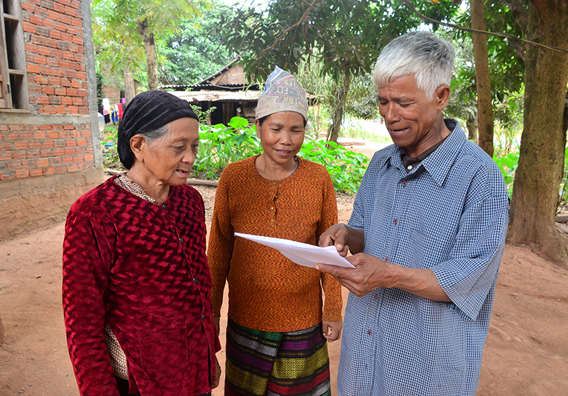 Ăm Hùng tuyên truyền chính sách mới cho người dân