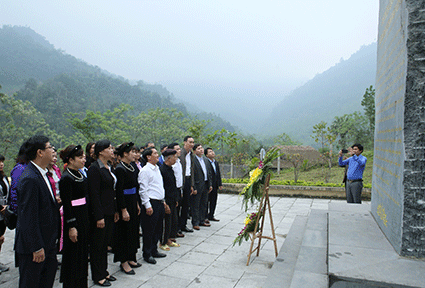 Phó Chủ tịch - Tổng Thư ký UBTƯ MTTQ Việt Nam Hầu A Lềnh cùng các đại biểu dâng hoa tại Di tích Lịch sử Mặt trận Dân tộc Thống nhất Việt Nam, thôn Nà Bó, xã Kiên Đài, tỉnh Tuyên Quang.
