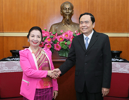 Chủ tịch Ủy ban Trung ương MTTQ Việt Nam Trần Thanh Mẫn bắt tay thăm hỏi bà Nhọt - kẹo - mạ - ny Xu-pha-nu-vông, Phó Chủ tịch Mặt trận Lào xây dựng đất nước