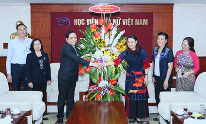 Uỷ viên Trung ương Đảng, Chủ tịch Ủy ban Trung ương MTTQ Việt Nam Trần Thanh Mẫn  tặng hoa chúc mừng Hội Liên hiệp Phụ nữ Việt Nam