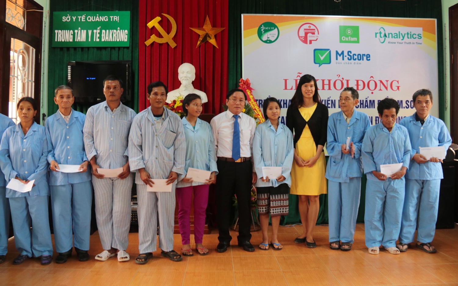 Đồng chí Nguyễn Đức Dũng, Phó Chủ tịch Thường trực HĐND tỉnh tặng quà cho các bệnh nhân có hoàn cảnh khó khăn đang điều trị tại Trung tâm Y tế huyện Đakrông