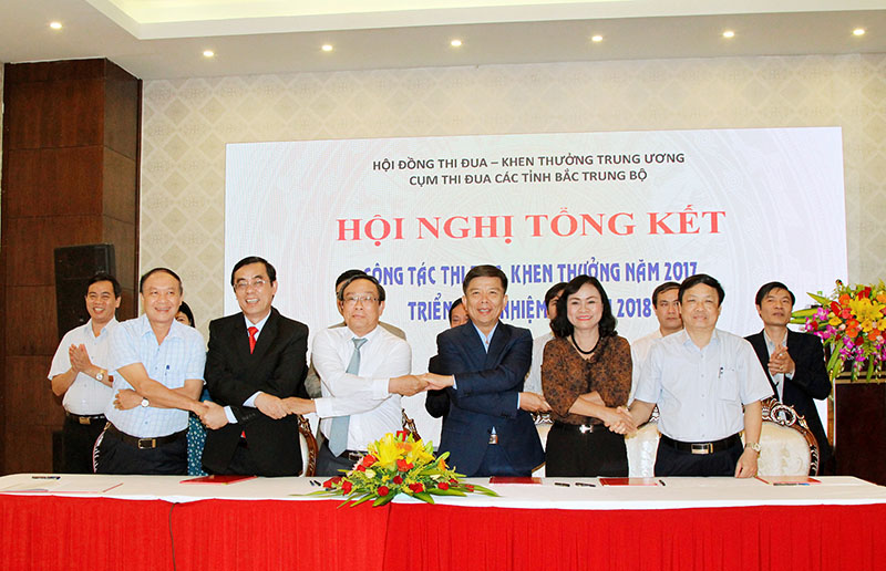 Ký kết thi đua giữa các tỉnh bắc trung bộ 2018. Ảnh: Thành Dũng