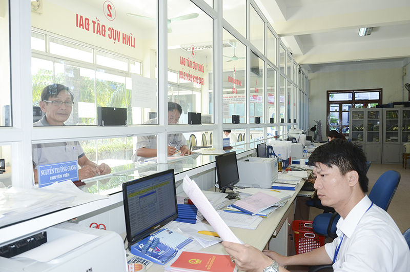 Người dân đến làm các thủ tục về đất đai tại Văn phòng một cửa thành phố Đông Hà