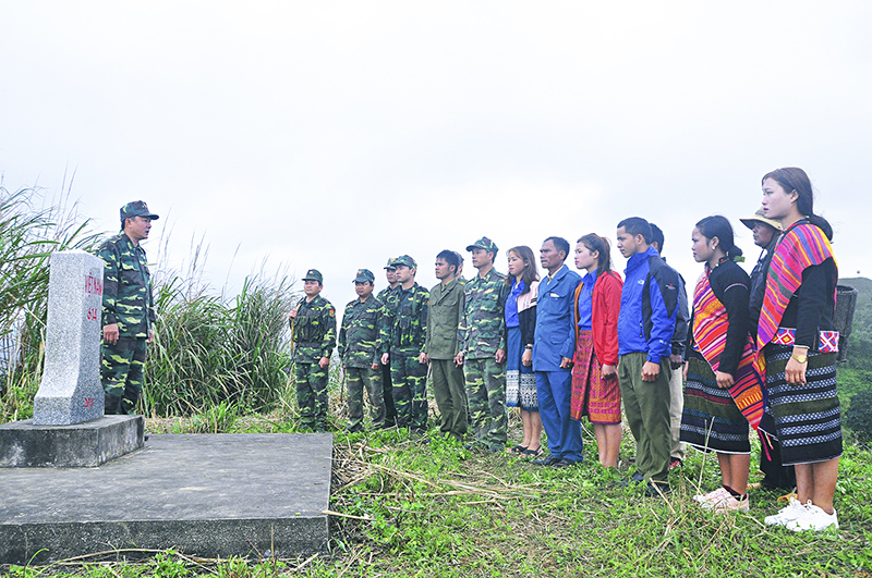 Cán bộ, chiến sĩ Đồn Biên phòng Ba Tầng cùng nhân dân địa phương tuần tra đường biên, cột mốc