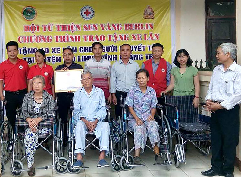 10 người khuyết tật, có hoàn cảnh khó khăn trên địa bàn huyện Gio Linh được trao tặng xe lăn và hướng dẫn cách sử dụng