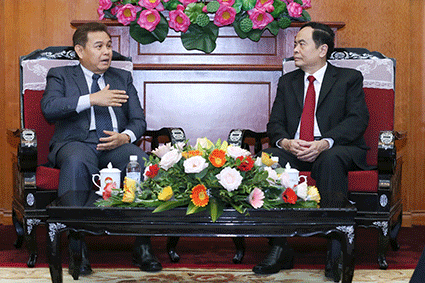 Ông Trần Thanh Mẫn, Ủy viên Trung ương Đảng, Chủ tịch UBTƯ MTTQ Việt Nam tiếp ông Xay Xổm Phon Phôm Vi Hản, Ủy viên Bộ Chính trị, Chủ tịch Ủy ban Trung ương Mặt trận Lào xây dựng đất nước