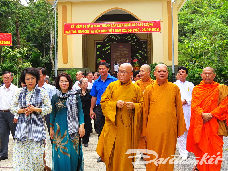Phó Chủ tịch Bùi Thị Thanh cùng đoàn đại biểu, đông đảo các tầng lớp nhân dân tham gia buổi lễ kỷ niệm và dâng hương tại Bia tưởng niệm Liên minh.
