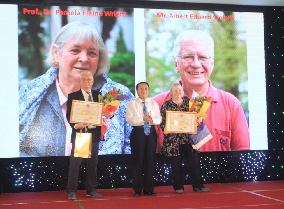 Ông Hà Sỹ Đồng, Phó Chủ tịch UBND tỉnh Quảng Trị trao bằng khen cho bà Pamela Wright, nguyên Tổng Giám đốc MCNV tại Hà Lan và ông Albert Eduard Stokvis, nguyên cán bộ hỗ trợ quỹ MCNV