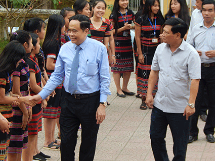 Chủ tịch Trần Thanh Mẫn thăm hỏi các em học sinh Trường Phổ thông Dân tộc Nội trú tỉnh Thừa Thiên – Huế