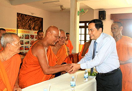 Chủ tịch Trần Thanh Mẫn thăm hỏi sức khỏe các sư sãi, a cha trong Hội đoàn kết sư sãi yêu nước tỉnh Trà Vinh.