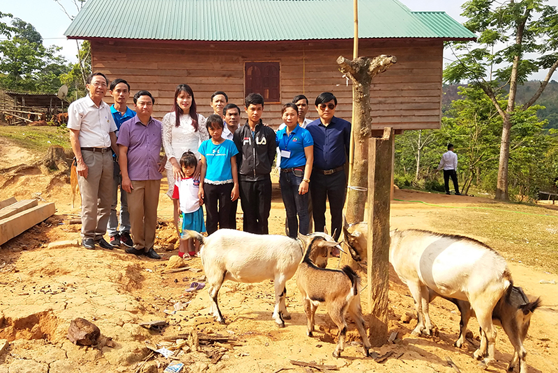 Gia đình em Hồ Văn Nam được Nhóm Ước Mơ Xanh tặng đàn dê giống