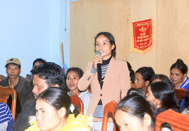 Chị Hồ Thị Lâng trình bày tâm tư nguyện vọng với Đoàn ĐBQH tỉnh trong một buổi tiếp xúc cử tri