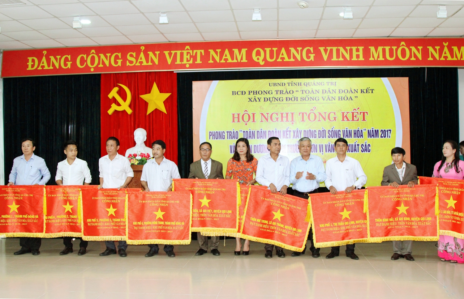 Đồng chí Phạm Đức Châu, Phó Bí thư Thường trực Tỉnh ủy trao cờ cho các đơn vị văn hóa xuất sắc. Ảnh: Thành Dũng