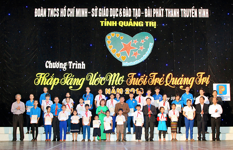 Ban Tổ chức tặng quà thắp sáng ước mơ tuổi trẻ Quảng Trị cho các em học sinh có hoàn cảnh khó khăn. Ảnh: Thành Dũng