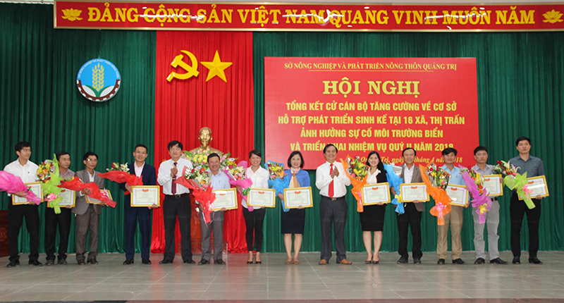 Khen thưởng các cán bộ tăng cường về cơ sở hỗ trợ phát triển sinh kế vùng biển Quảng Trị