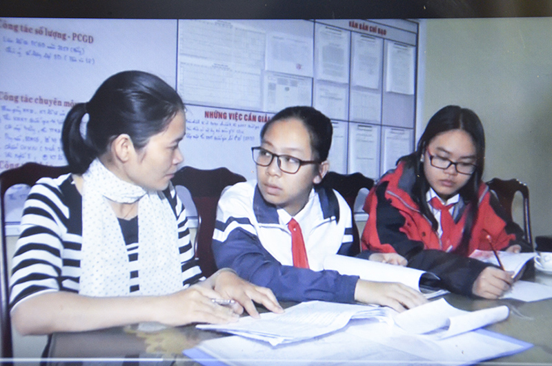 Cô giáo Trần Thị Thanh Ước và 2 em Ngọc Như, Diệu Huyền- nhóm tác giả thực hiện bộ truyện tranh “Gạc Ma và những người anh hùng”