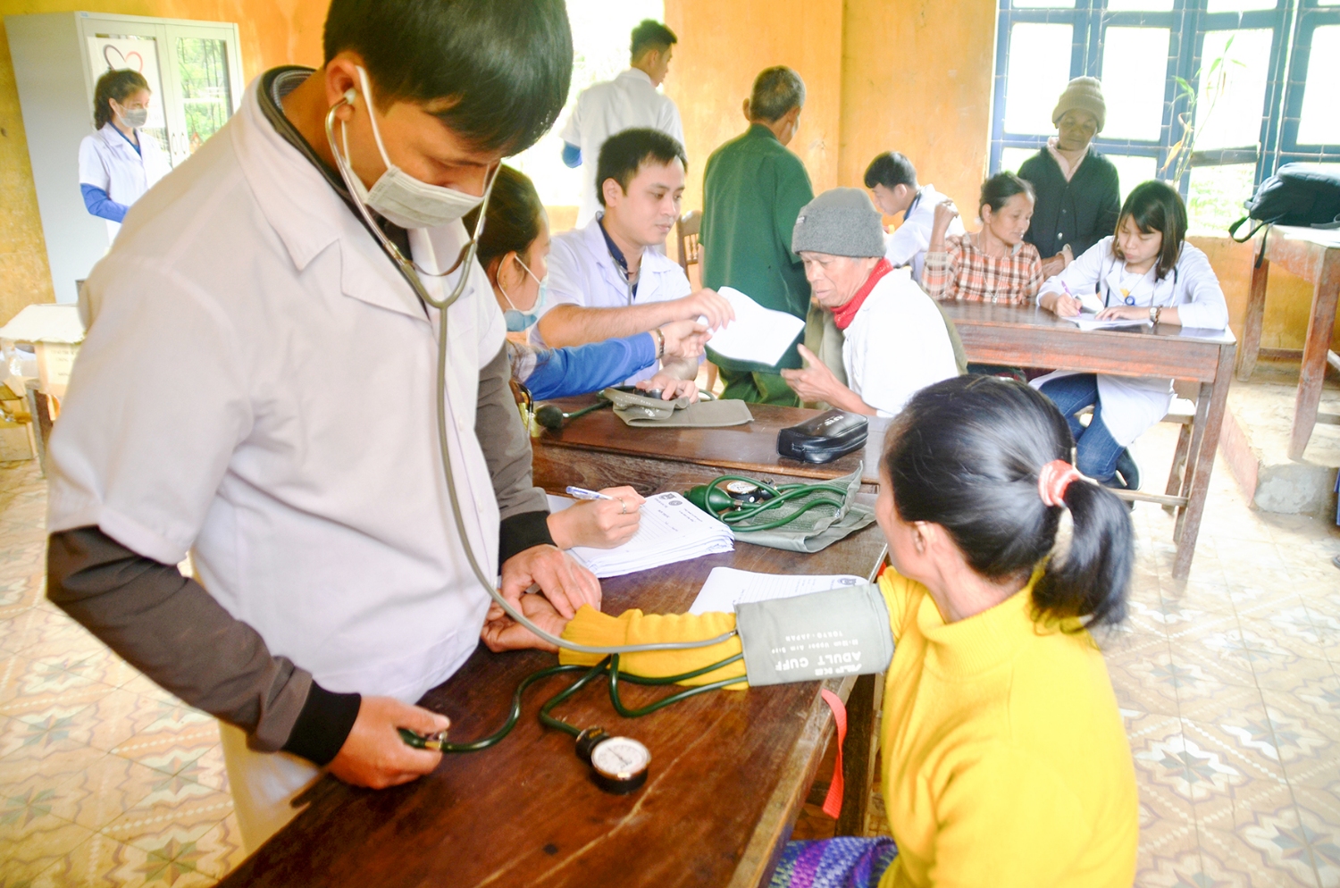 Khám, cấp phát thuốc miễn phí cho người dân xã Hướng Lập