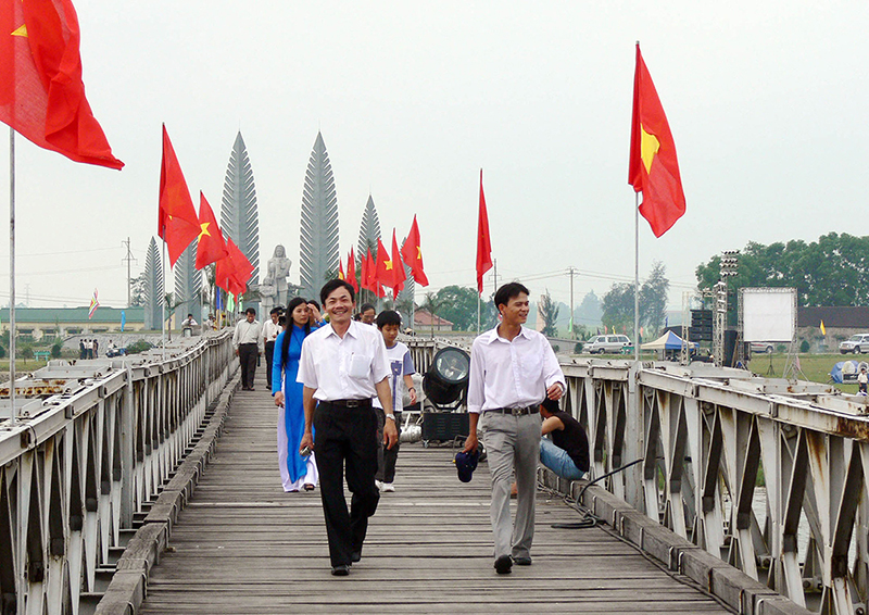 Di tích cầu Hiền Lương trong ngày hội thống nhất non sông