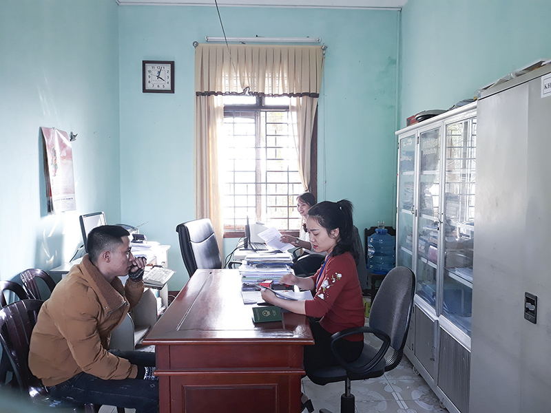 Cán bộ xã Hải Thượng, Hải Lăng giải quyết thủ tục hành chính cho người dân