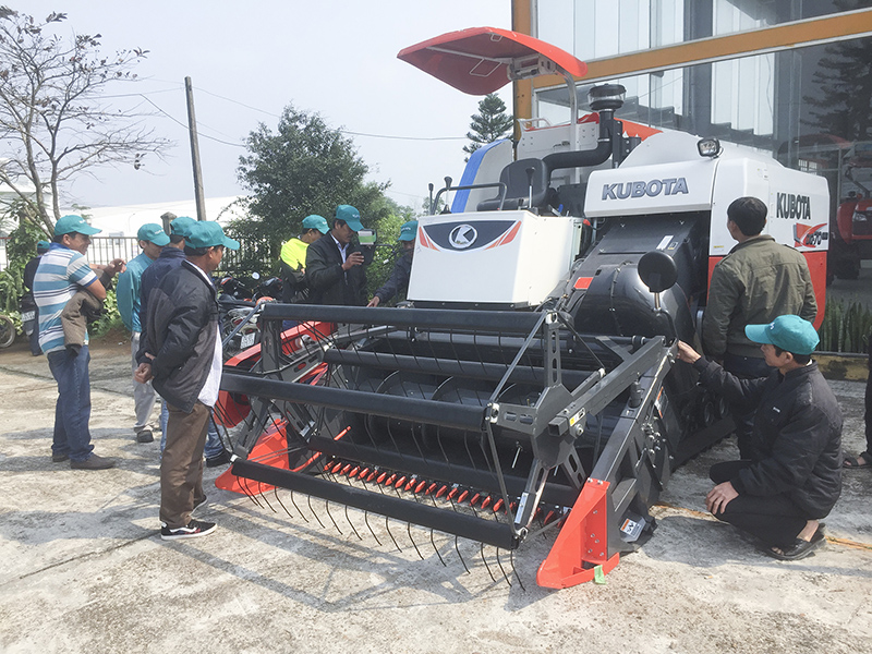 Nông dân tìm hiểu các chức năng của máy gặt đập liên hợp trước mùa gặt mới. Ảnh: PV
