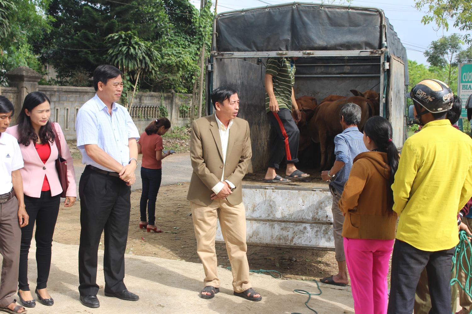 Đồng chí Nguyễn Đăng Quang, Chủ tịch UBMTTQVN tỉnh tặng bò tại xã Vĩnh Hà