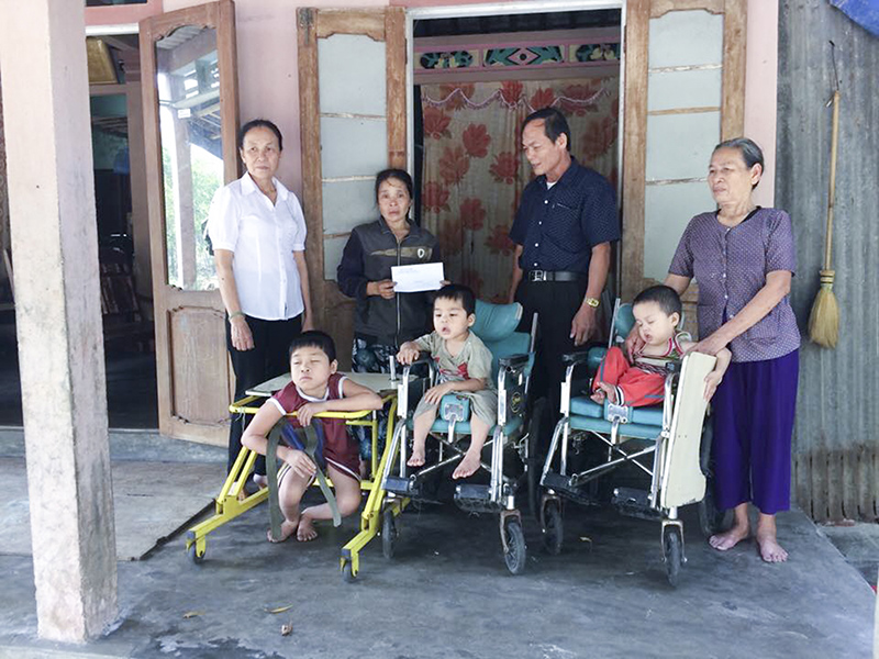 Trao quà cho gia đình có 3 trẻ khuyết tật ở xã Triệu Lăng, Triệu Phong