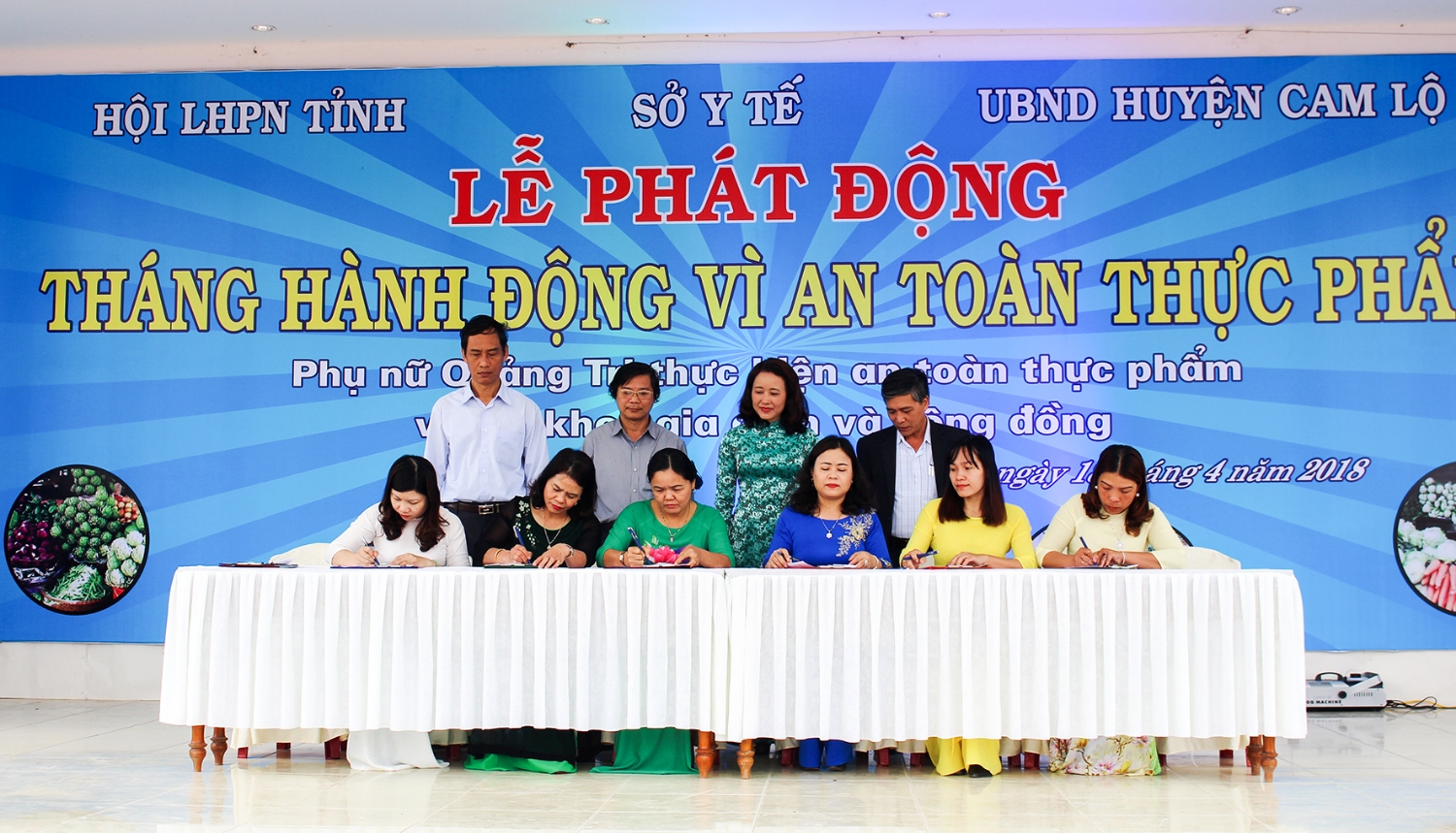 Ký cam kết thực hiện chủ đề “Phụ nữ thực hiện ATTP”.