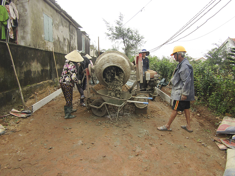 Nông dân thôn Thái Lai, xã Vĩnh Thái làm đường giao thông nông thôn