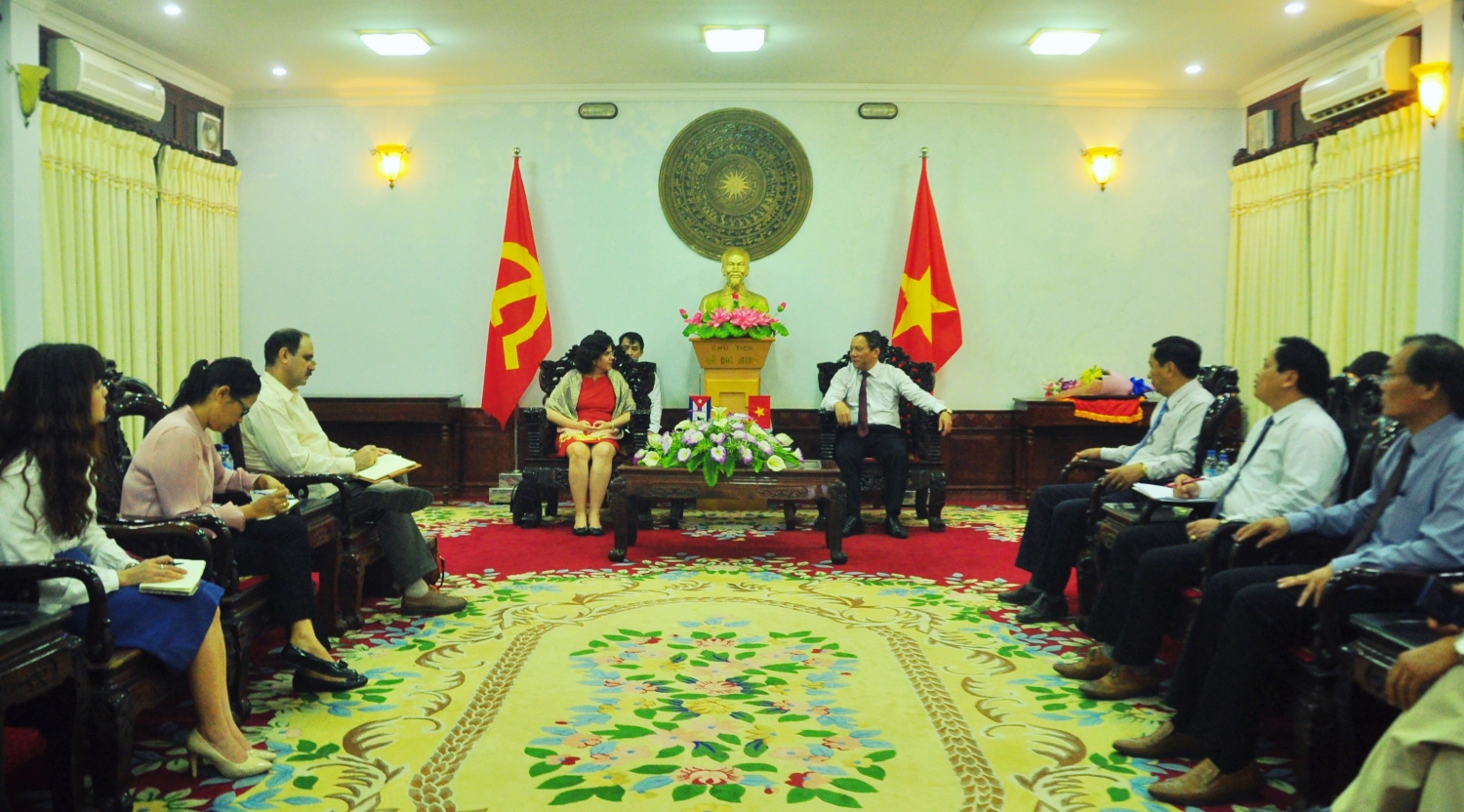 Đồng chí Nguyễn Văn Hùng, Bí thư Tỉnh ủy, Chủ tịch HĐND tỉnh trò chuyện thân mật với Đại sứ đặc mệnh toàn quyền Cuba tại Việt Nam Lianys Torres Rivera