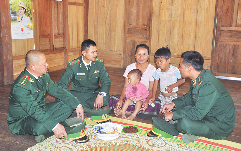 Cán bộ, chiến sĩ Biên phòng tuyên truyền, vận động người dân xây dựng nông thôn mới