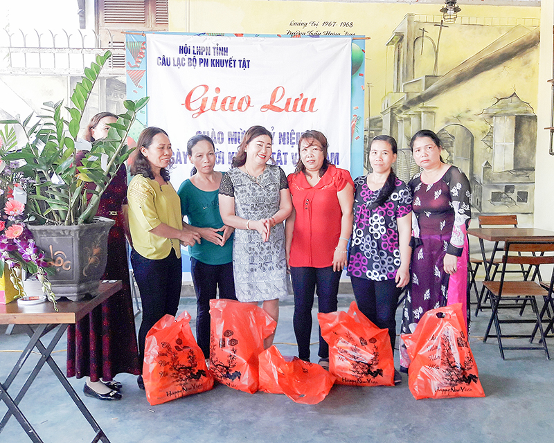 Tặng quà cho chị em phụ nữ khuyết tật có hoàn cảnh khó khăn