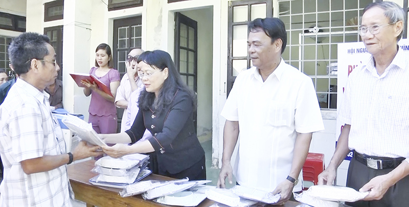 Trao quà cho hội viên người mù huyện Vĩnh Linh nhân ngày khai trương phòng đồ dân dụng từ thiện