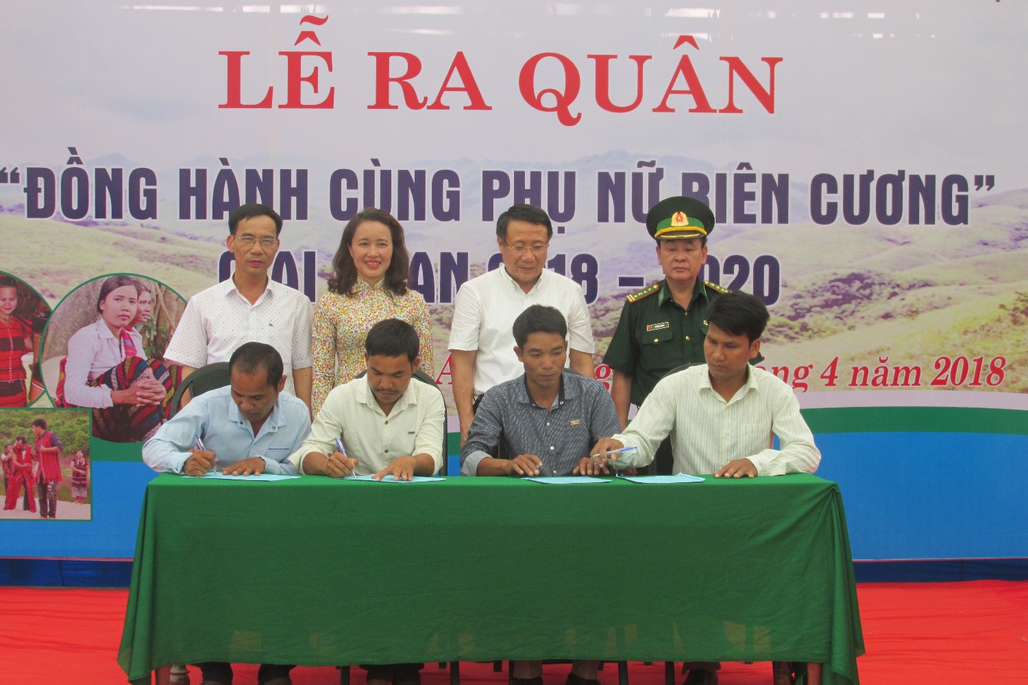 Đồng chí Hà Sỹ Đồng, Phó Chủ tịch UBND tỉnh chứng kiến lễ ký cam kết “Thôn không có tội phạm về ma túy”