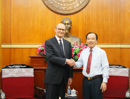 Phó Chủ tịch Ủy ban Trung ương MTTQ Việt Nam Ngô Sách Thực thân mật tiếp đoàn  Giáo hội Cơ đốc Phục lâm thế giới