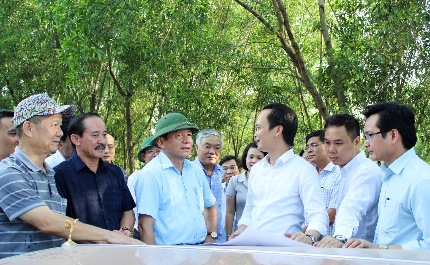 Đồng chí Bí thư Tỉnh ủy Nguyễn Văn Hùng khảo sát địa điểm xây dựng khu phức hợp du lịch – dịch vụ tại thôn Cang Gián