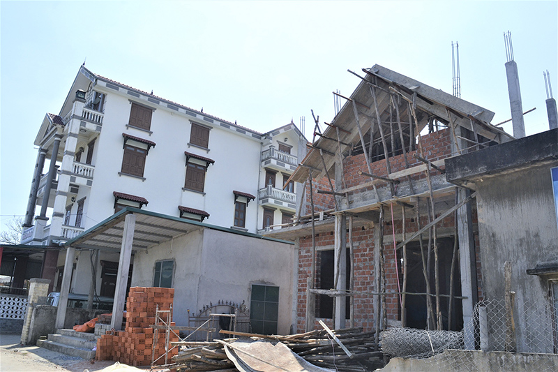 Nhiều căn nhà kiên cố của ngư dân thị trấn Cửa Việt đang được hoàn thiện