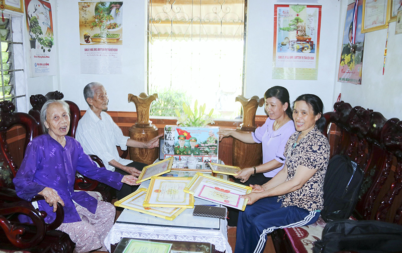 Ông Phan Văn Quýt, bà Trần Thị May luôn tự hào về thành tích học tập, khát vọng lập nghiệp của các con, cháu