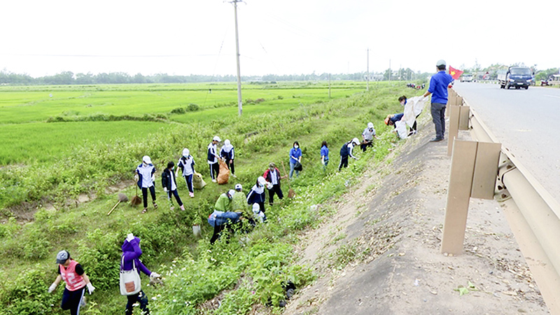 Đoàn viên thanh niên tham gia vệ sinh môi trường dọc Quốc lộ 9