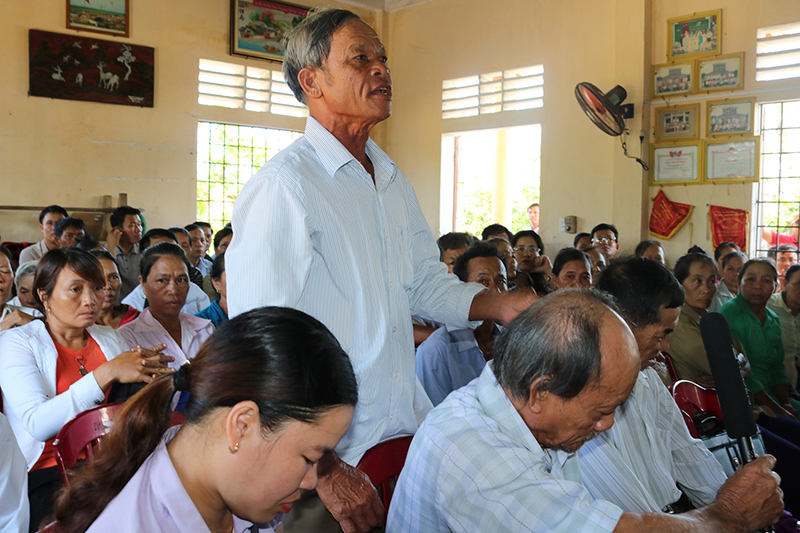 Người dân thôn Đông Luật phát biểu ý kiến đề nghị các cấp lãnh đạo xem xét lại dự án vì người dân không đồng thuận việc khai thác titan