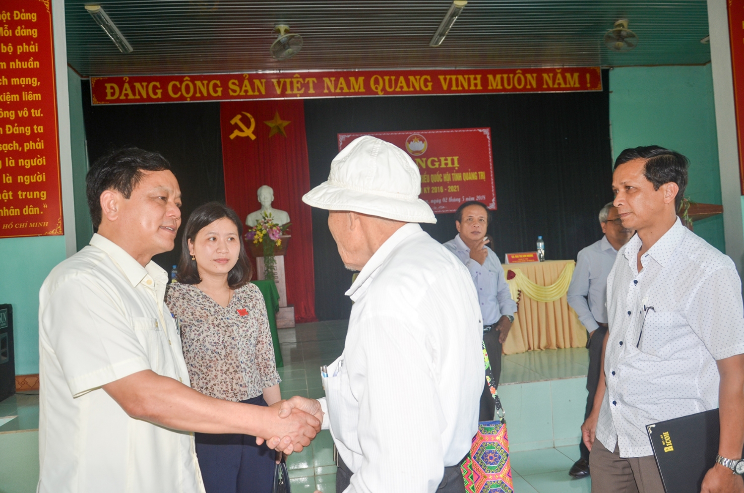 Đại biểu Quốc hội Hoàng Đức Thắng và Mai Thị Kim Nhung trò chuyện với cử tri cao tuổi xã Hải Phú. Ảnh: Lê Minh.