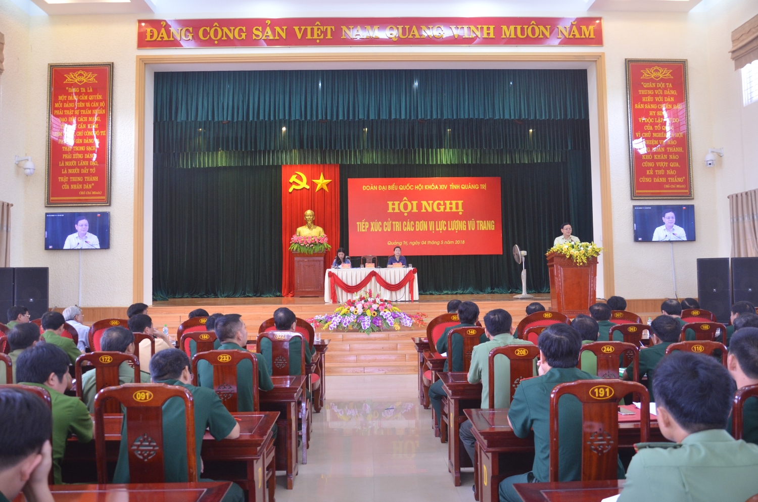 Cử tri xã Cam Chính trình bày kiến nghị với Đoàn Đại biểu Quốc hội tỉnh