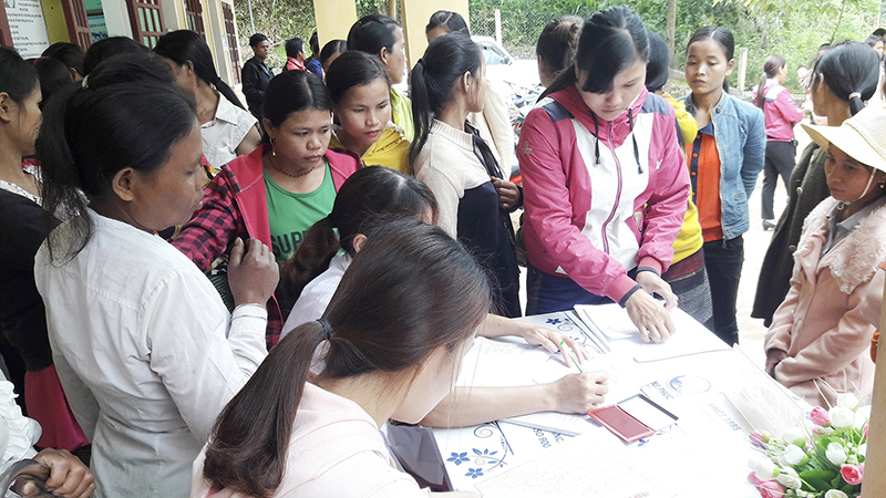 Người dân đến khám, chữa bệnh tại Trạm y tế xã Pa Nang (Đakrông)