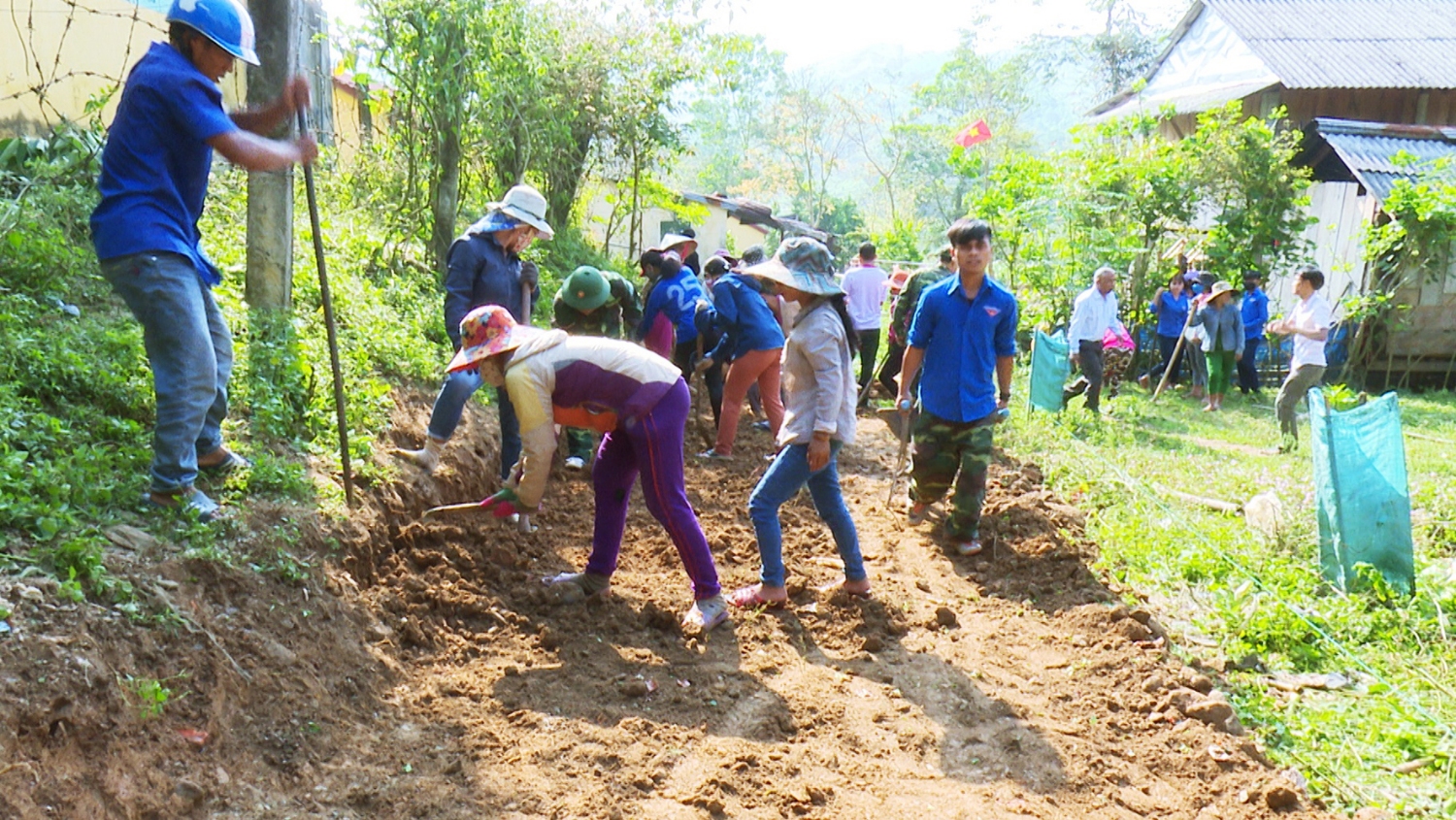 N​gười dân xã A Bung tình nguyện hiến đất, ngày công, góp sức xây dựng nông thôn mới