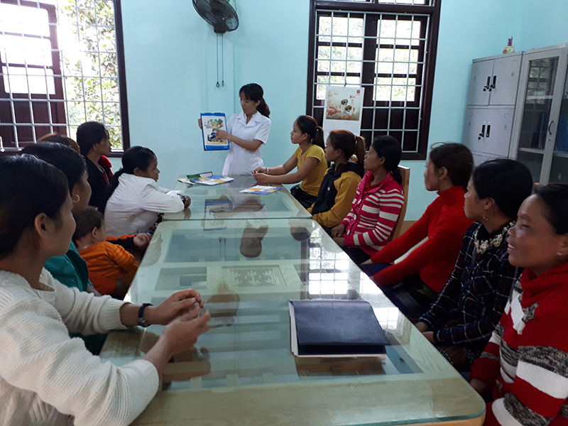 Phụ nữ xã Pa Nang được cán bộ y tế tư vấn về CSSKSS/KHHGĐ