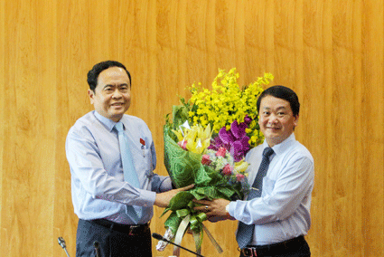 Chủ tịch UBTƯ MTTQ Việt Nam Trần Thanh Mẫn chúc mừng Phó Chủ tịch – Tổng Thư ký UBTƯ MTTQ Việt Nam Hầu A Lềnh