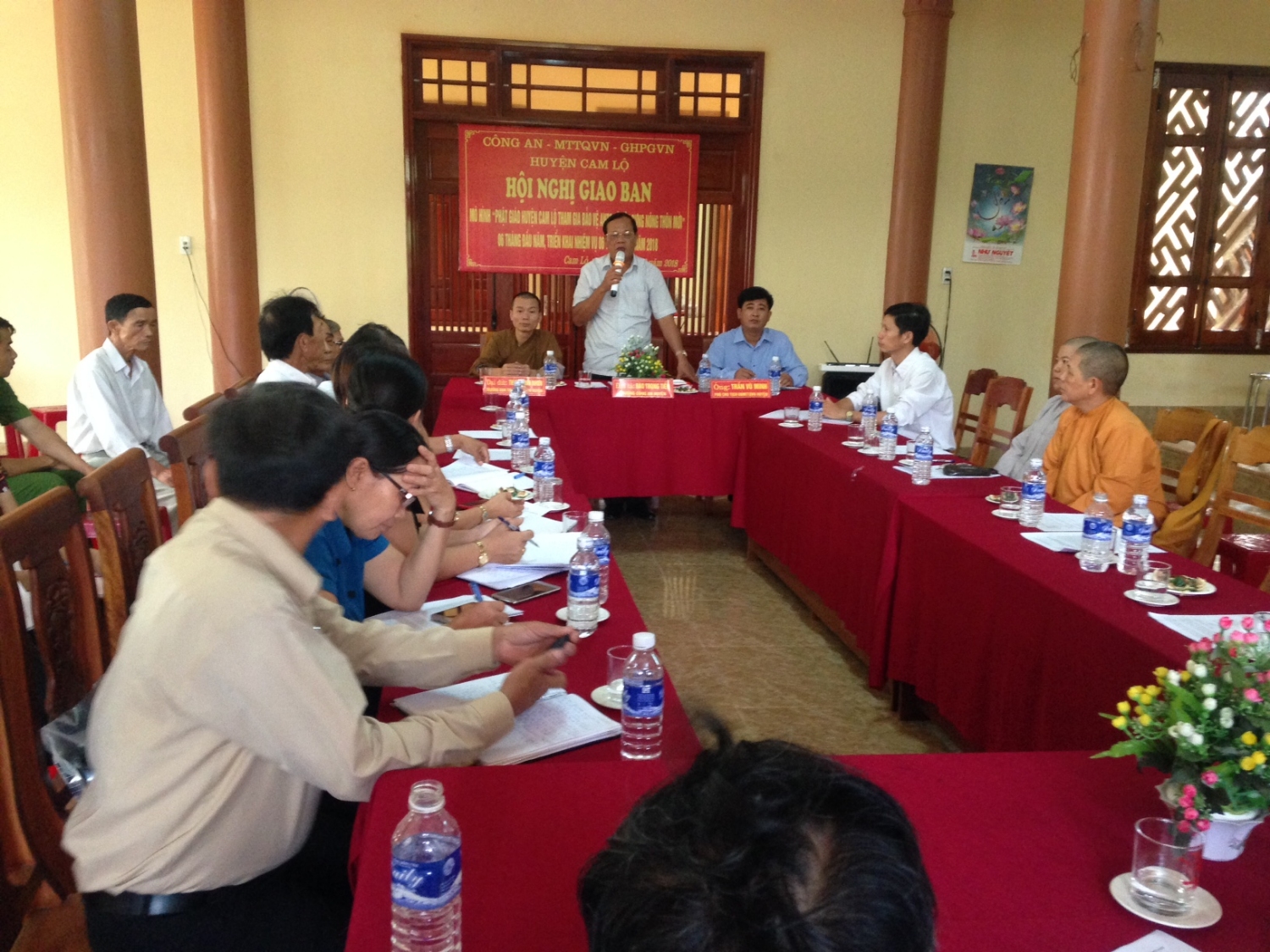 (Toàn cảnh hội nghị giao ban tại Niệm Phật đường Định Xá)