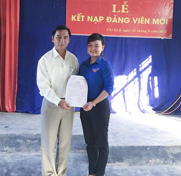 Lễ kết nạp đảng viên mới ở Chi bộ 2, Đảng bộ phường 4 Đông Hà