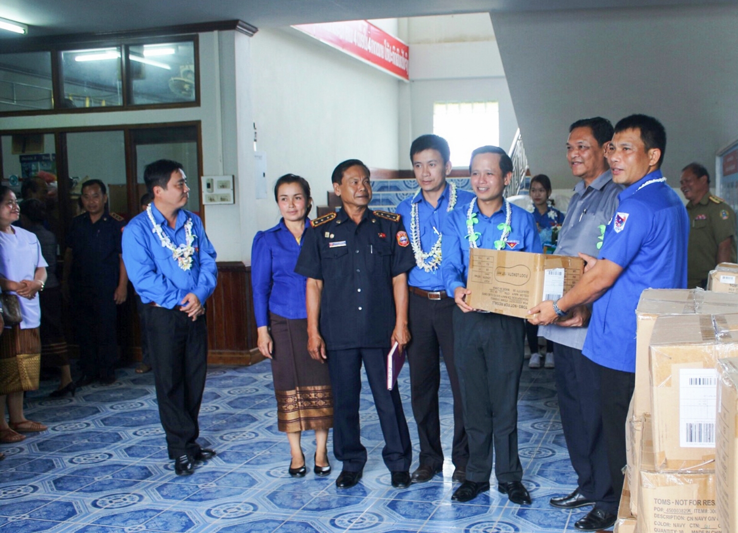 Tặng quà cho Đoàn Thanh niên các huyện Uthumphone và Xaybuly