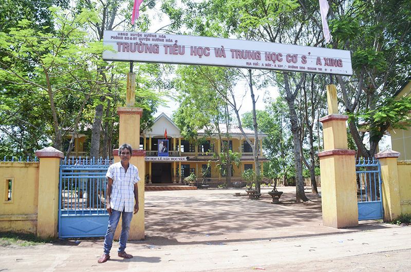 Ông Hồ Văn Chưm, thôn A Mo Rơ, xã A Xing đã hiến hơn 3.000m2 đất để xây dựng Trường Tiểu học và THCS A Xing