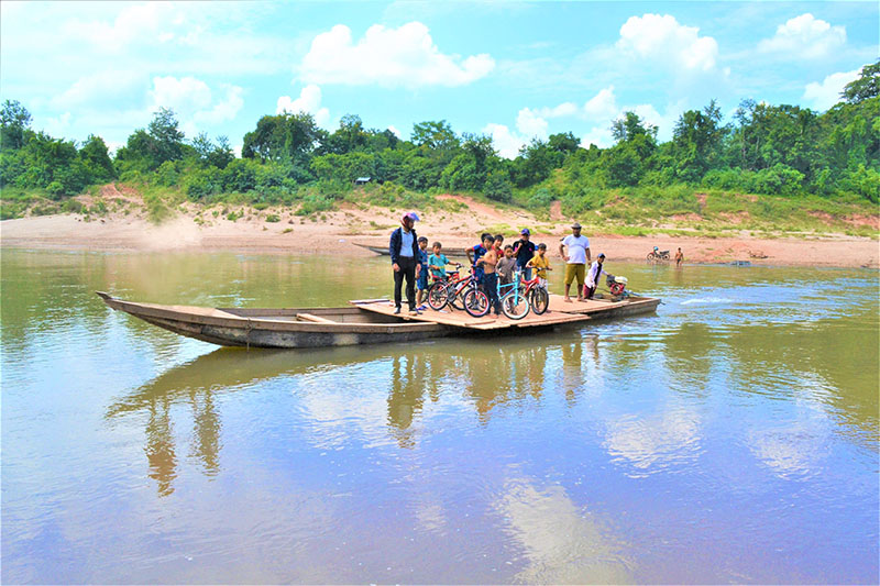 Trẻ em, người lớn ở bản Cheng thường sang bản 7 (xã Thuận) chơi